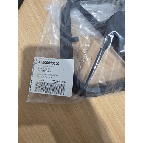 Plastic bag with an automotive air filter carrier; label shows part number 47206016000 and barcode, made in Austria.